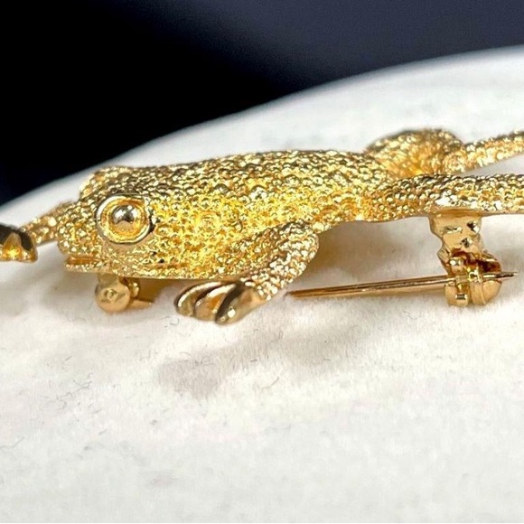Vintage Christian Dior Signed Textured Gold Plated Jumping Frog Pin/ Brooch - Picture 6 of 6
